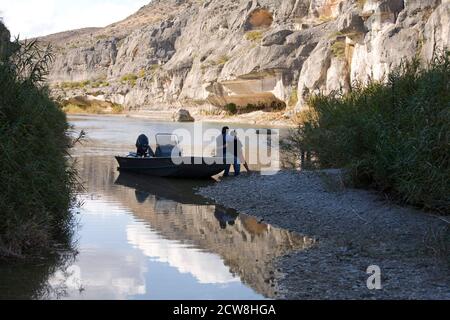 Langtry, TX 13. März 2008: Die Familie erkundet den abgelegenen Pecos River in Val Verde County, TX, etwa 12 Meilen stromaufwärts, von wo der Fluss auf den Rio Grande River trifft. ©Bob Daemmrich Stockfoto