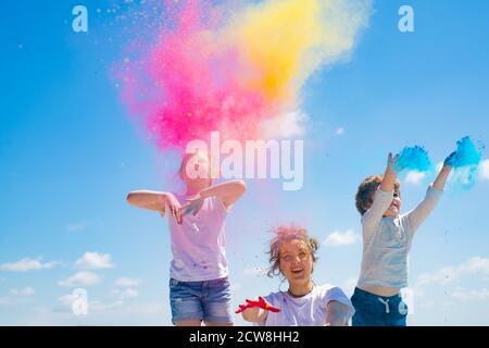 Kinder gemalt in den Farben des Holi Festival. Stockfoto