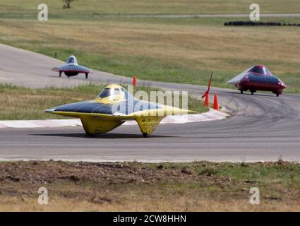 Cresson, TX 10. Juli 2008: Das Auto des Titelverteidigers Michigan führt Collegesolarrennteams aus den USA, Kanada und Deutschland in Qualifikationsrunden für das North American Solar Challenge-Autorennen, das in Plano bei Dallas beginnt und Ende Juli in Calgary, Alberta, Kanada, endet. ©Bob Daemmrich/ Stockfoto