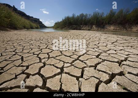 Langtry, TX 12. März 2008: Ein stark zerkratztes Flussufer auf der Seite der Vereinigten Staaten (l) des Rio Grande Flusses, wo es sich bei Langtry, etwa 30 Meilen stromaufwärts vom Lake Amistad in Val Verde County, TX, verengt. Der Fluss, der die US-Grenze zu Mexiko markiert, ist flach genug, um an dieser Stelle hinüber zu waten. ©Bob Daemmrich/ Stockfoto