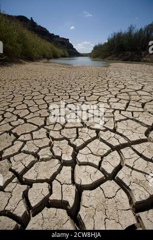 Langtry, TX 12. März 2008: Ein stark zerkratztes Flussufer auf der Seite der Vereinigten Staaten (l) des Rio Grande Flusses, wo es sich bei Langtry, etwa 30 Meilen stromaufwärts vom Lake Amistad in Val Verde County, TX, verengt. Der Fluss, der die US-Grenze zu Mexiko markiert, ist flach genug, um an dieser Stelle hinüber zu waten. ©Bob Daemmrich/ Stockfoto