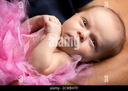 Schöne ruhige neugeborene Mädchen mit offenen Augen. Nahaufnahme des Babys. Stockfoto