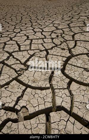 Langtry, TX 12. März 2008: Ein stark gesprungenes Flussufer auf der US-Seite des Rio Grande, wo es sich bei Langtry verengt, etwa 30 Meilen stromaufwärts vom Lake Amistad in Val Verde County, TX. Der Fluss, der die US-Grenze zu Mexiko markiert, ist flach genug, um an dieser Stelle hinüber zu waten. ©Bob Daemmrich Stockfoto