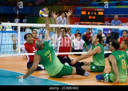 Peking, China 8. September 2008: Brasilien (grün) tritt in der vorbereitenden Volleyball-Aktion der Männer auf der Be gegen die Islamische Republik Iran (rot) an Stockfoto