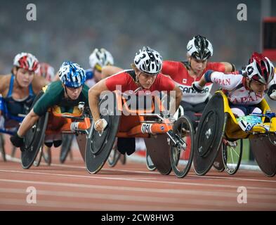 Peking, China 8. September 2008: Zweiter Tag der Leichtathletik im Vogelnest während der Paralympics. Die Kanadain Diane Roy (1251) führt das Feld an, bevor sie die 5000-Meter-T54-Klasse der Frauen in einem Crash-getrübten Rennen gewann, bei dem sechs Teilnehmer nicht ins Ziel kommen. ©Bob Daemmrich Stockfoto