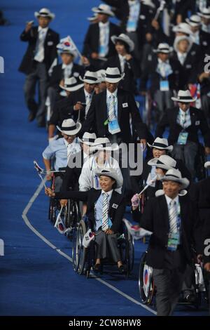 Peking, China 6. September 2008: Koreanische Athleten bei der Eröffnungsfeier der Pekinger Paralympics im chinesischen Nationalstadion, bekannt als Vogelnest. ©Bob Daemmrich Stockfoto