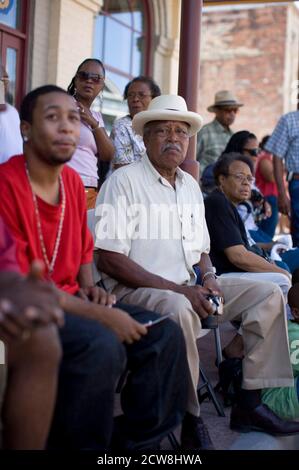 Bastrop, TX 21. Juni 2008: Paradebeobachter bei einer Juneteenth-Feier in der historisch afroamerikanischen Stadt Bastrop, außerhalb von Austin. Juneteenth feiert 19. Juni 1865, als Union Soldaten in Galveston, TX landeten und das Ende der Sklaverei und des Bürgerkriegs ankündigten. ©Bob Daemmrich Stockfoto