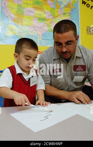 Ein San Antonio, Texas, Programm in der Vorschule von Head Start bietet ein kostenloses Abendessen und Familienzeit für Kleinkinder und ihre Eltern. Nach dem Abendessen treffen sich Erwachsene zu einer Gruppenberatung über erfolgreiche Erziehungsmethoden, dann kommen sie wieder zu ihren Kindern, um gemeinsam zu lesen und zu schreiben. ©Bob Daemmrich Stockfoto