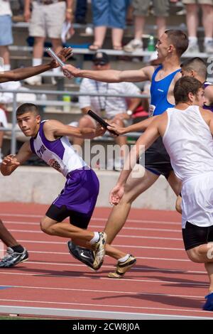 Austin, TX 10. Mai 2008: Staffelübergaben während der Jungen-1600-Meter-Staffel auf der Texas High School State Championship Track treffen sich an der University of Texas in Austin. ©Bob Daemmrich Stockfoto