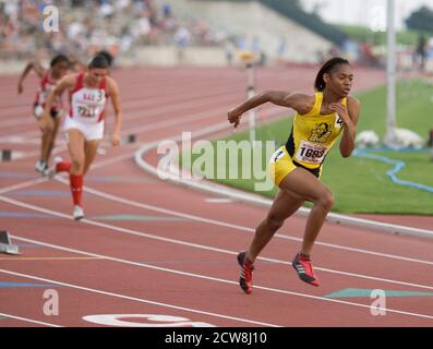 Austin, TX 10. Mai 2008: Afroamerikanische Mädchen bricht beim Start des 400-Meter-Rennens auf dem Texas State UIL High School Track an der University of Texas in Austin aus den Blöcken. ©Bob Daemmrich/ Stockfoto