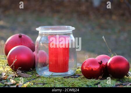 Rote Kerze und weihnachtsbaumkugeln auf dem weihnachtsmarkt in Wolfgangshof Deutschland Stockfoto