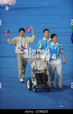 Peking, China 6. September 2008: Athleten und Beamte aus Thailand bei der Eröffnungszeremonie der Pekinger Paralympics im chinesischen Nationalstadion, bekannt als Vogelnest. ©Bob Daemmrich Stockfoto