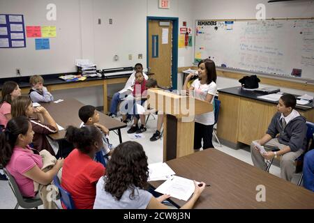 Pflugerville, Texas: 30. Mai 2008: Studenten der sechsten Klasse haben eine Debatte darüber, "ob betrunkene Fahrer getötet werden sollten, wenn sie jemanden töten..." in der Park Crest Middle School, einem großen Campus in einem Vorort in der Nähe von Austin mit 1,000 Studenten. ©Bob Daemmrich Stockfoto