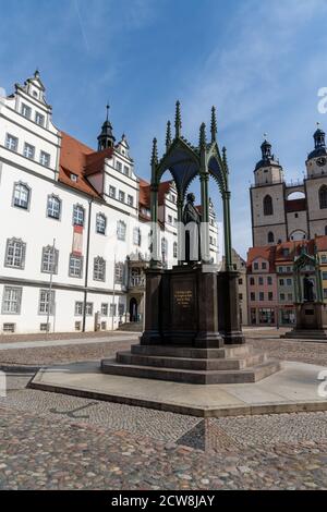 Wiitenberg, S-A / Deutschland - 13. September 2020: Der historische Marktplatz in Wittenberg mit der Lutherdenkmal und dem Rathaus Stockfoto