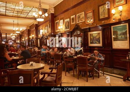 Innenräume der historischen "Café Tortoni' auf der Avenida de Mayo, Buenos Aires, Argentinien. Stockfoto