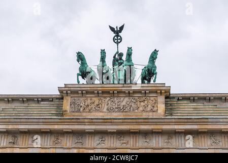 Quadriga des Sieges, die blaubeinige Statue mit einer Göttin und Pferden auf dem Brandenburger Tor an einem Wintertag in Berlin, Deutschland Stockfoto