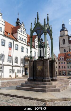 Wiitenberg, S-A / Deutschland - 13. September 2020: Der historische Marktplatz in Wittenberg mit der Lutherdenkmal und dem Rathaus Stockfoto