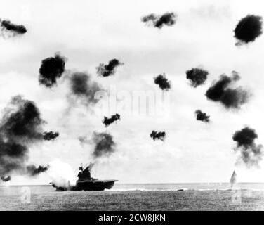 Schlacht von Midway, Juni 1942. USS Yorktown (CV-5) wird auf der Hafenseite, mittschiffs, von einem japanischen Typ 91 Lufttorpedo während des Mittagssangriffs von Flugzeugen des Trägers Hiryu, 4. Juni 1942 getroffen. Fotografiert von der USS Pensacola (CA-24). Stockfoto