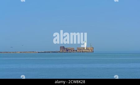 Pier mit Leuchtturm in der Nordsee an der Küste Von Boulogne sur mer Stockfoto