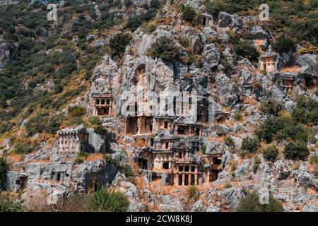 Alte lykische Felsgräberruinen in Demre, ehemalige Myra, Antalya, Türkei Stockfoto