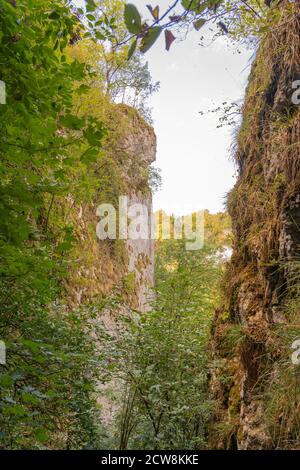 Baume-Les-Messieurs, Frankreich - 09 01 2020: Felswand im Zirkus von Baume-Les-Messieurs Stockfoto