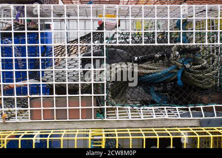 Hummerfallen auf dem Pier gestapelt Stockfoto