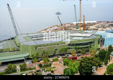 Monte-Carlo, Monaco. 10.09.2020 Bau an der Küste von Monaco. Blick von oben. Gebäude und Hügel im Hintergrund. Stockfoto