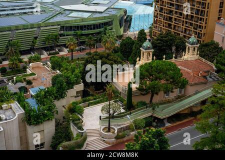 Monte-Carlo, Monaco. 10.09.2020 Bau an der Küste von Monaco. Blick von oben. Gebäude und Hügel im Hintergrund. Stockfoto