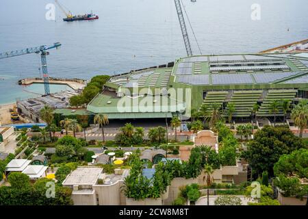 Monte-Carlo, Monaco. 10.09.2020 Bau an der Küste von Monaco. Blick von oben. Gebäude und Hügel im Hintergrund. Stockfoto