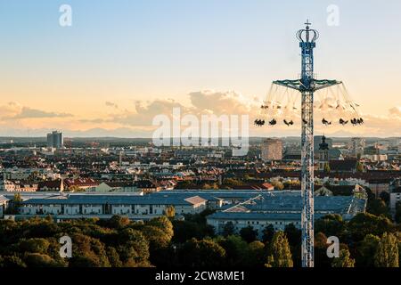 München, Deutschland - 27. September 2020: Riesenkarussell in München im Sommer in der Stadt Stockfoto