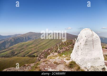 Epische Ansicht vom Kopf des Teufels (Vrazja glava) Gipfel auf dem Balkan (Stara planina) In Serbien von den sanften Hügeln und dem entfernten Gipfel von Midzor Stockfoto