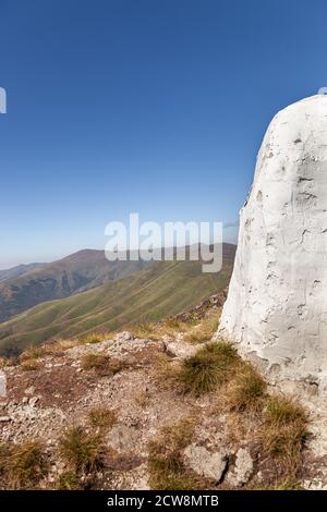 Epische Ansicht vom Kopf des Teufels (Vrazja glava) Gipfel auf dem Balkan (Stara planina) In Serbien von den sanften Hügeln und dem entfernten Gipfel von Midzor Stockfoto