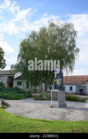 MARCHEGG, ÖSTERREICH – JULI 21 2020: Statue des Königs Przemysl Ottokar II. Gründer der Stadt Marchegg Stockfoto