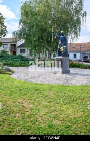 MARCHEGG, ÖSTERREICH – JULI 21 2020: Statue des Königs Przemysl Ottokar II. Gründer der Stadt Marchegg Stockfoto