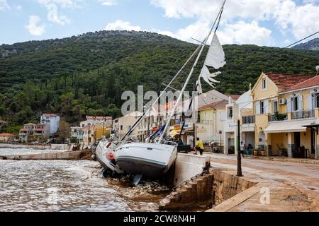 Agia Efimia, Griechenland. September 2020. Segelyachten sind nach dem schweren Herbststurm "IANOS" an der Kaimauer im Hafen gestrandet. Der sogenannte Medicane, ein mediterraner Hurrikan, und ein weiterer Sturm über der nördlichen Ägäis verursachten in der Nacht 20.09.2020 schwere Schäden und Zerstörungen in weiten Teilen Griechenlands. Der Sturm über dem Ionischen Meer hatte Windgeschwindigkeiten von über 100 Stundenkilometern. Quelle: Jens Kalaene/dpa-Zentralbild/ZB/dpa/Alamy Live News Stockfoto