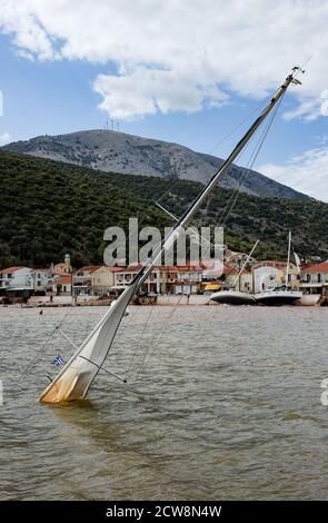 Agia Efimia, Griechenland. September 2020. Gestrandete und versunkene Segelyachten sind nach dem schweren Herbststurm 'IANOS' im Hafen zu sehen. Der sogenannte Medicane, ein mediterraner Hurrikan, und ein weiterer Sturm über der nördlichen Ägäis verursachten in der Nacht 20.09.2020 schwere Schäden und Zerstörungen in weiten Teilen Griechenlands. Der Sturm über dem Ionischen Meer hatte Windgeschwindigkeiten von über 100 Stundenkilometern. Quelle: Jens Kalaene/dpa-Zentralbild/ZB/dpa/Alamy Live News Stockfoto