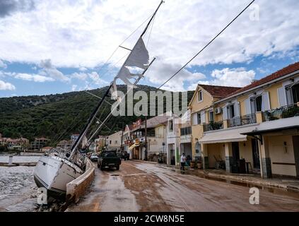 Agia Efimia, Griechenland. September 2020. Segelyachten sind nach dem schweren Herbststurm "IANOS" an der Kaimauer im Hafen gestrandet. Der sogenannte Medicane, ein mediterraner Hurrikan, und ein weiterer Sturm über der nördlichen Ägäis verursachten in der Nacht 20.09.2020 schwere Schäden und Zerstörungen in weiten Teilen Griechenlands. Der Sturm über dem Ionischen Meer hatte Windgeschwindigkeiten von über 100 Stundenkilometern. Quelle: Jens Kalaene/dpa-Zentralbild/ZB/dpa/Alamy Live News Stockfoto