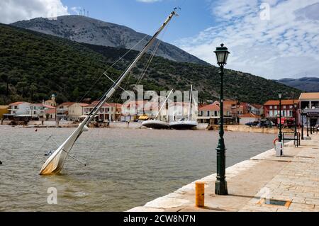 Agia Efimia, Griechenland. September 2020. Gestrandete und versunkene Segelyachten sind nach dem schweren Herbststurm 'IANOS' im Hafen zu sehen. Der sogenannte Medicane, ein mediterraner Hurrikan, und ein weiterer Sturm über der nördlichen Ägäis verursachten in der Nacht 20.09.2020 schwere Schäden und Zerstörungen in weiten Teilen Griechenlands. Der Sturm über dem Ionischen Meer hatte Windgeschwindigkeiten von über 100 Stundenkilometern. Quelle: Jens Kalaene/dpa-Zentralbild/ZB/dpa/Alamy Live News Stockfoto