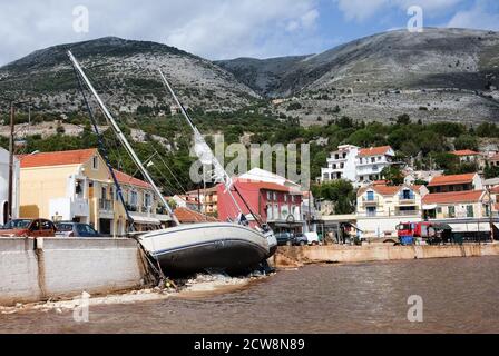 Agia Efimia, Griechenland. September 2020. Segelyachten sind nach dem schweren Herbststurm "IANOS" an der Kaimauer im Hafen gestrandet. Der sogenannte Medicane, ein mediterraner Hurrikan, und ein weiterer Sturm über der nördlichen Ägäis verursachten in der Nacht 20.09.2020 schwere Schäden und Zerstörungen in weiten Teilen Griechenlands. Der Sturm über dem Ionischen Meer hatte Windgeschwindigkeiten von über 100 Stundenkilometern. Quelle: Jens Kalaene/dpa-Zentralbild/ZB/dpa/Alamy Live News Stockfoto