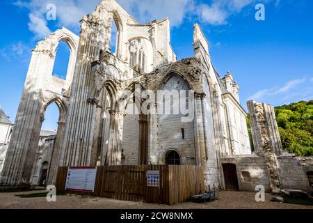 SAINT WANDRILLE, FRANKREICH - August circa, 2020. Gebäude mit einigen Ruinen des Klosters des heiligen Condedus Mönch, zerstört während des 1944. Weltkrieges in Norm Stockfoto