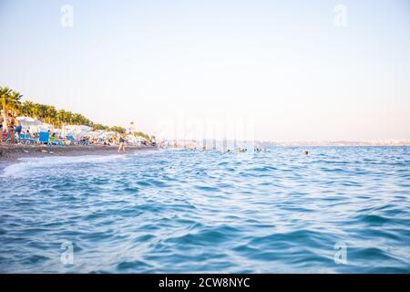 Antalya, Türkei - 2.09.2020: Konyaalti Sandstrand und Taurusgebirge im Abendlicht, Antalya, Türkei Stockfoto