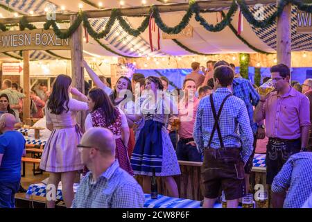 Koblenz Deutschland 27.09.2019 Menschen feiern auf dem Oktoberfest in europa bei einem Konzert Typische Bierzeltszene. Stockfoto