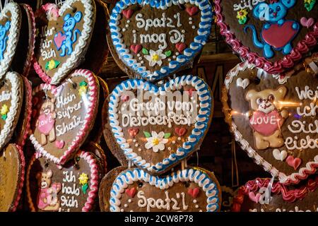 Koblenz Deutschland 27.09.2019 auf dem Oktoberfest in europa traditionelle Süßigkeiten und Lebkuchen mit anderen Liebessexten verkaufen. Stockfoto