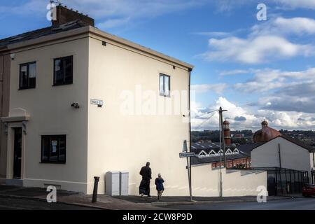 Ein kleiner Junge, der mit seinem Vater zur Madrasah an der Masjid E Tauheed Moschee Bolt Street geht, die innerhalb der Shear Brow and Corporation Park Station von Blackburn 2020 lag. Das Gebiet wurde neben einer Reihe anderer Gebiete im Nordwesten und in West Yorkhire unter zusätzliche staatliche Beschränkungen gestellt, um die Inzidenz und Übertragung von covid 19 zu unterdrücken. Die Moschee wurde am 1. Spetember 2020 wieder in ihre Gemeinde aufgenommen, unter Regierungskovid 19 Guidlines. Während der Absperrung organisierten Mitglieder der Moschee, dass Lebensmittelpakete an alle bedürftigen Gemeinschaften innerhalb der BL geliefert werden sollten Stockfoto