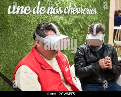 PARIS, FRANKREICH - MÄRZ CIRCA, 2020. Erleben Sie virtuelle Realität auf dem Internationalen Landwirtschaftstreffen in Paris, Frankreich. Zwei ältere Erwachsene Kerl trägt ich Stockfoto
