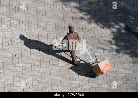 DHL-Lieferung in West London. September 2020. Stockfoto