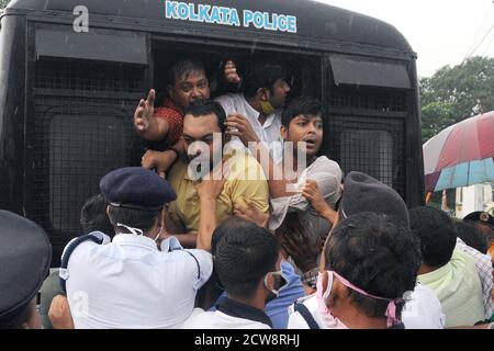 Kalkutta, Indien. September 2020. Die Polizei verhaftete Kongressaktivisten während einer Demonstration gegen den Farm Bill 2020. (Foto von Ved Prakash/Pacific Press) Quelle: Pacific Press Media Production Corp./Alamy Live News Stockfoto