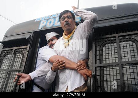 Kalkutta, Indien. September 2020. Die Polizei verhaftete Kongressaktivisten während einer Demonstration gegen das Farm Bill 2020. (Foto von Ved Prakash/Pacific Press) Quelle: Pacific Press Media Production Corp./Alamy Live News Stockfoto