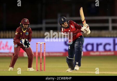 Die Engländerin Sophia Dunkley hat beim vierten Vitality IT20-Match im Incora County Ground, Derby, geschlagen. Stockfoto