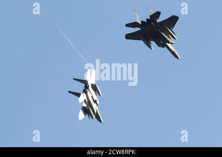 Ein Flug mit zwei Schiffen auf dem 493rd Fighter Squadron F-15C ist auf der Pause in der Luft bei RAF Lakenheath, Suffolk. Stockfoto